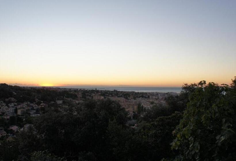 اتاق اساندارد با چشم‌انداز جانبی به دریا, Chambres D'hôtes Les Terrasses Du Soleil