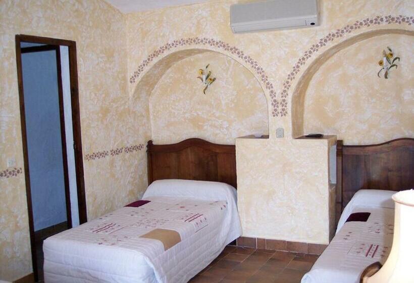 Номер Стандарт Трехместный, Hôtel La Pierrerie