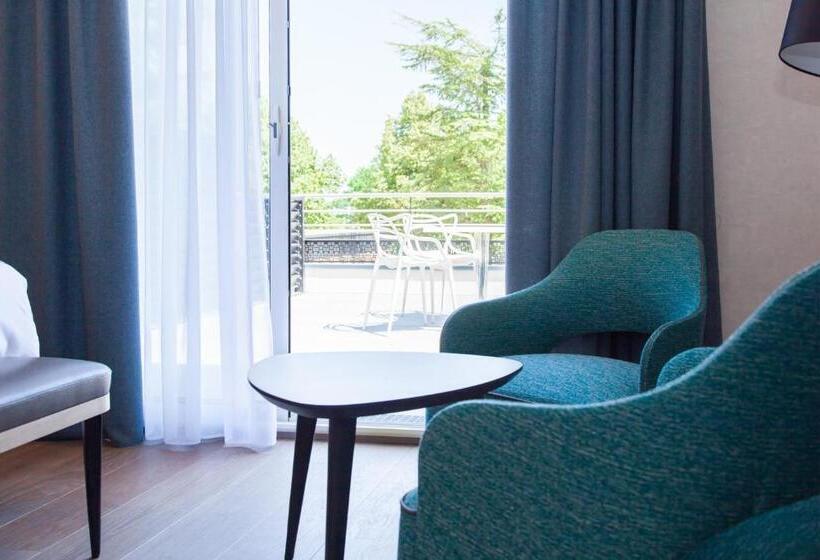 اتاق استاندارد با چشم‌انداز استخر, Relais Saint Jacques  Chateauroux