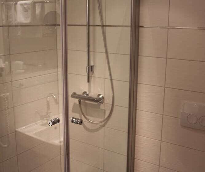 اتاق راحتی سه تخته, Central