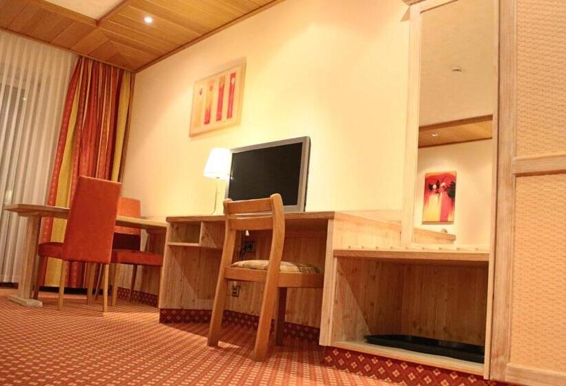 اتاق راحتی سه تخته, Central