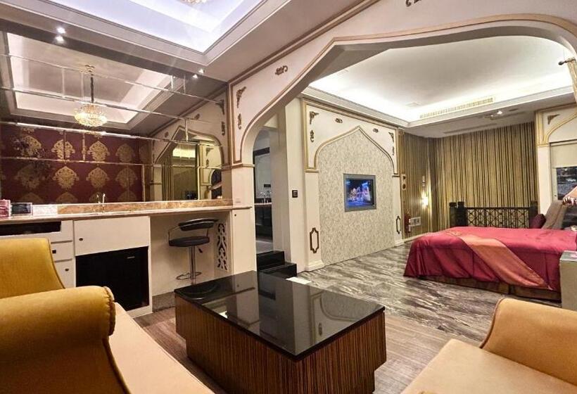 اتاق لوکس, Shining Motel