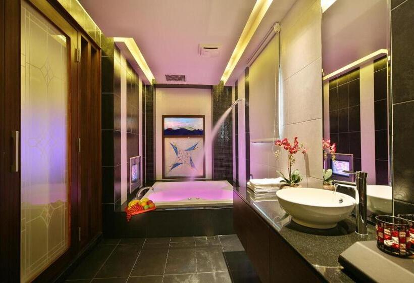 اتاق لوکس, Shining Motel
