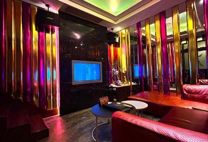 اتاق لوکس, Shining Motel