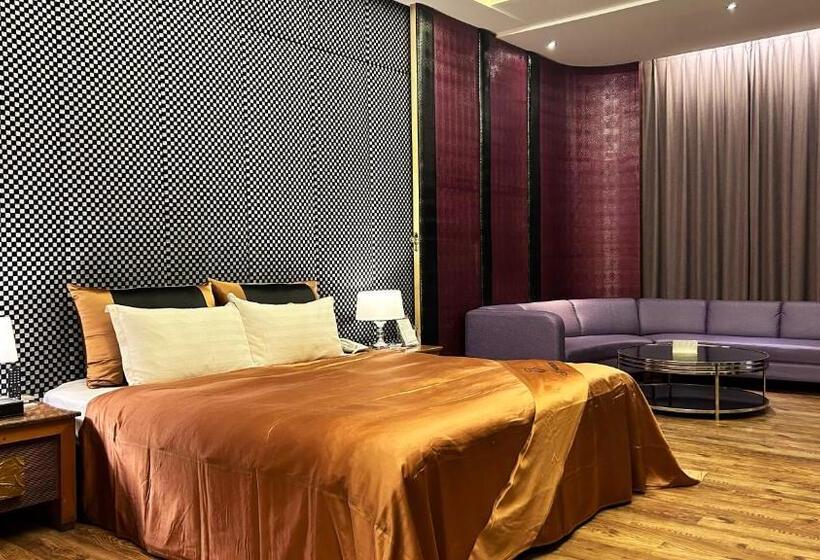 اتاق استاندارد با تخت بزرگ, Shining Motel