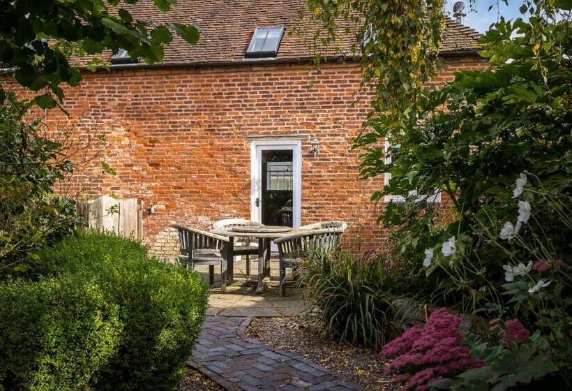 Номер Стандарт, St Johns House Lichfield