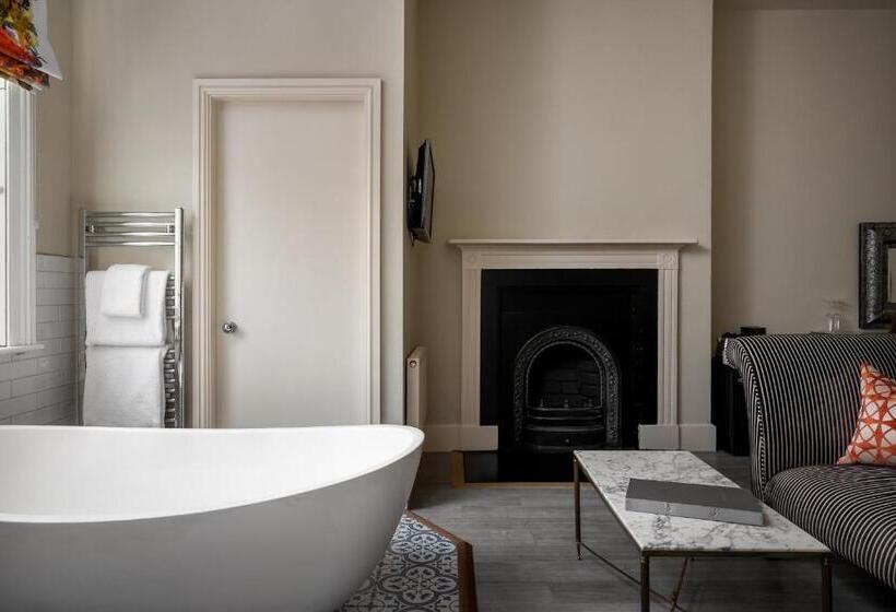 Номер Стандарт, St Johns House Lichfield