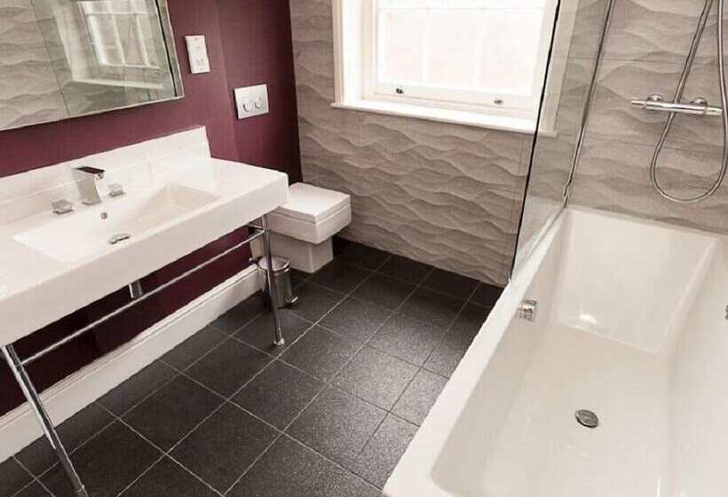 Номер Стандарт, St Johns House Lichfield