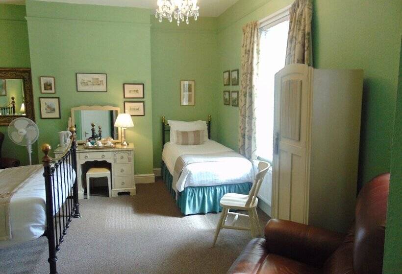 Семейный Номер, Holywell House