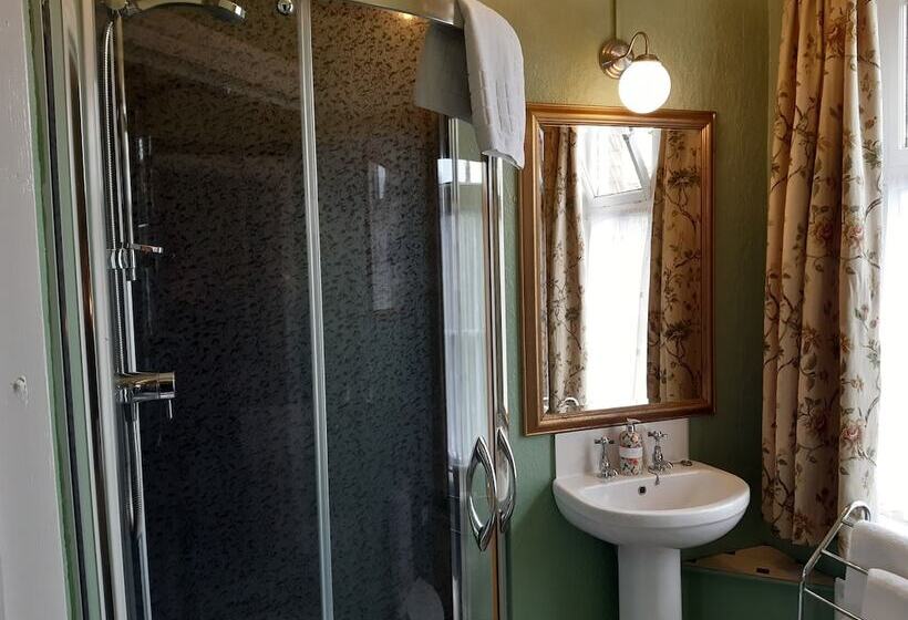 Семейный Номер, Holywell House