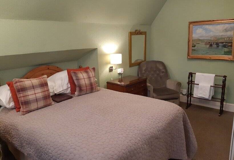 Семейный Номер, Holywell House