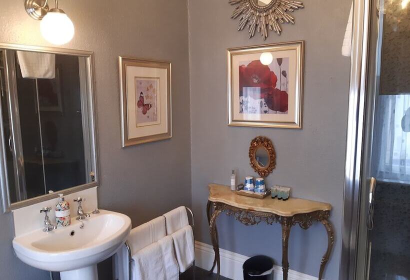 Семейный Номер, Holywell House