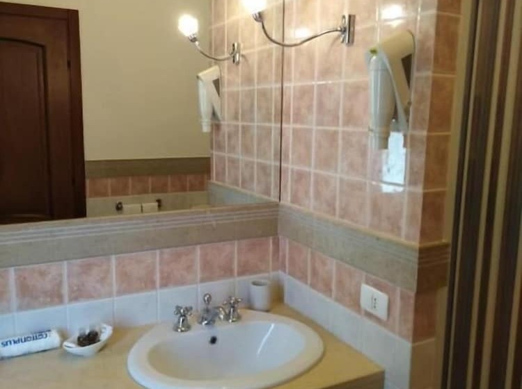اتاق استاندارد چهار تخته, Neathon Rooms