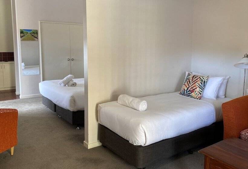 스탠다드 트리플 룸, Higgins Lane Motel