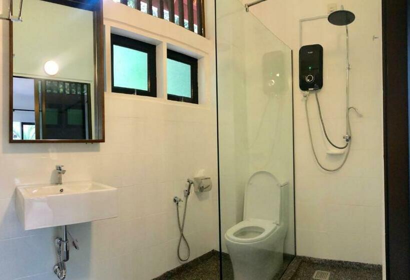 اتاق لوکس سه تخته, Anjungan Beach Resort