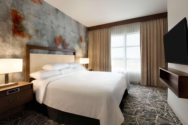 キングサイズベッドのスイートルーム, Embassy Suites By Hilton San Antonio Brooks Hotel & Spa