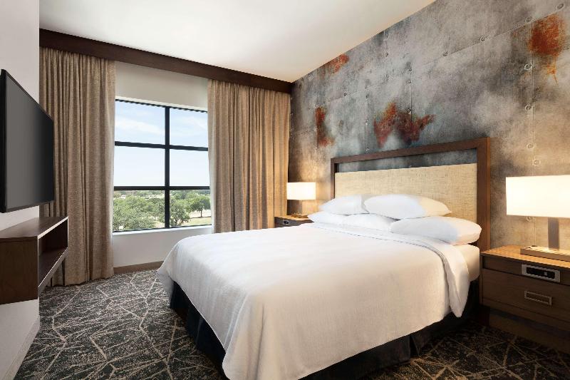 キングサイズベッドのスイートルーム, Embassy Suites By Hilton San Antonio Brooks Hotel & Spa