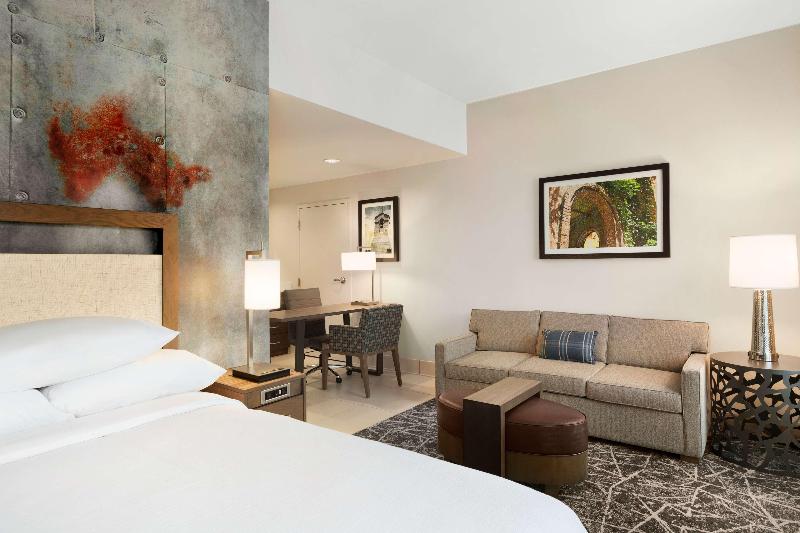 キングサイズベッドのスイートルーム, Embassy Suites By Hilton San Antonio Brooks Hotel & Spa