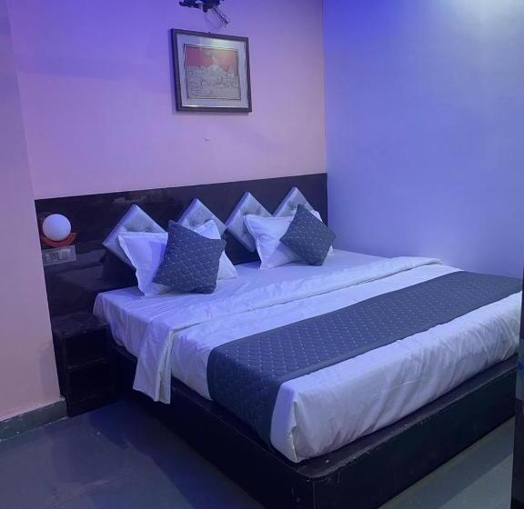 اتاق لوکس با تخت بزرگ, Shri Murari Relax Inn Pg