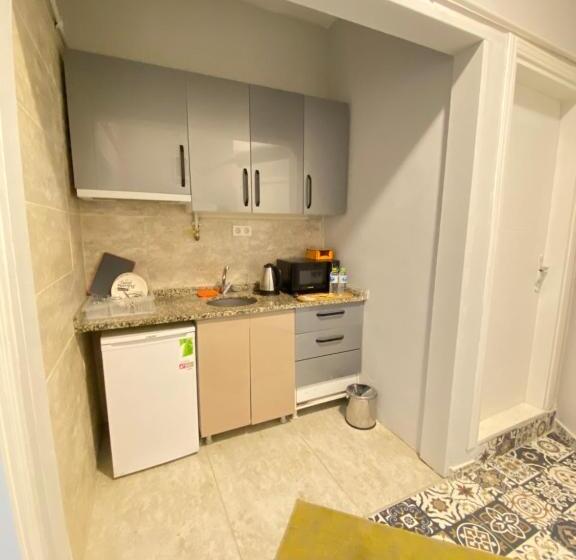 带阳台套房, Cozy Suite With Balcony   On The Kadıköy Seaside
