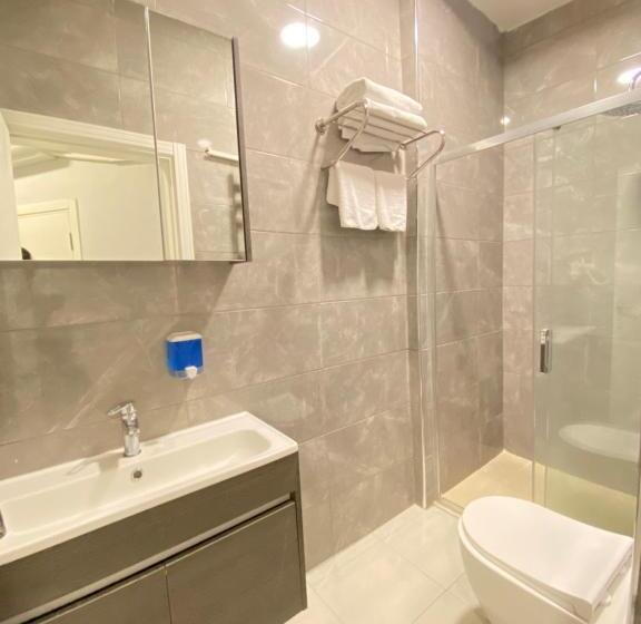 带阳台套房, Cozy Suite With Balcony   On The Kadıköy Seaside