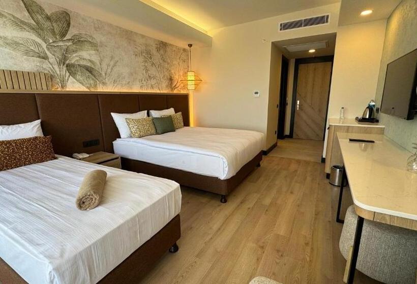 اتاق استاندارد سه تخته با چشم‌انداز استخر, Vox Maris Resort