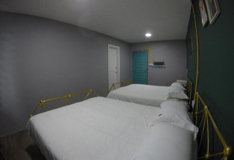 Четырехместный Номер Стандарт с Балконом, Coco Guesthouse Kemaman