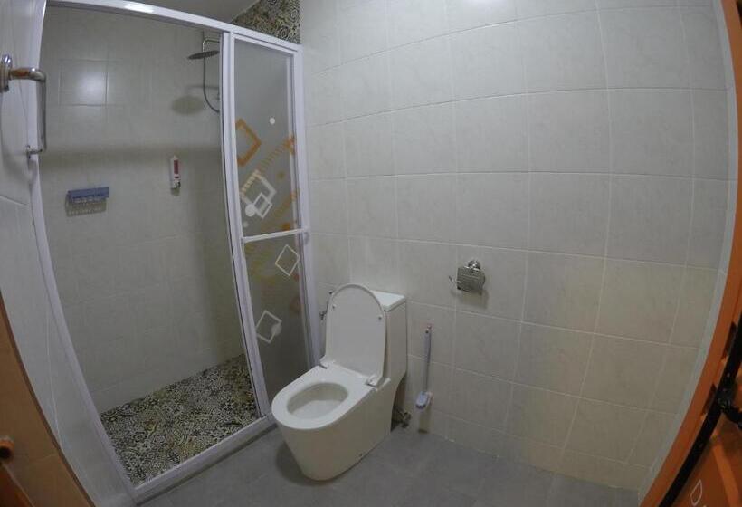 Четырехместный Номер Стандарт с Балконом, Coco Guesthouse Kemaman