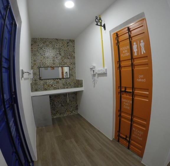 Четырехместный Номер Стандарт с Балконом, Coco Guesthouse Kemaman