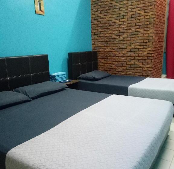 Трехместный Номер Deluxe, Kuala Besut Jetty Budget Hotel Ain   In Front Of Kuala Besut Jetty