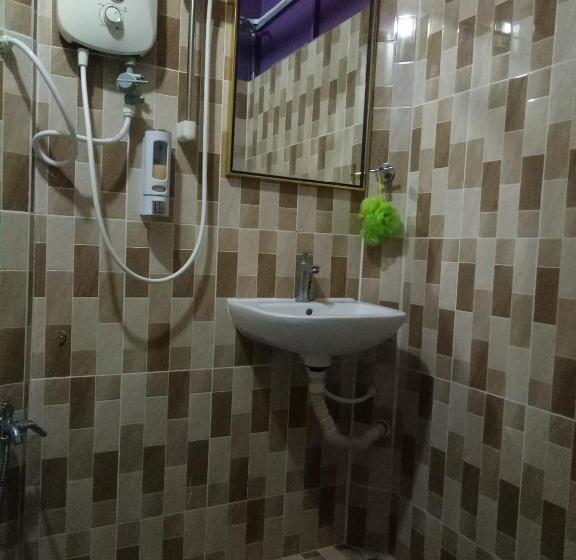 Номер Стандарт Трехместный, Kuala Besut Jetty Budget Hotel Ain   In Front Of Kuala Besut Jetty