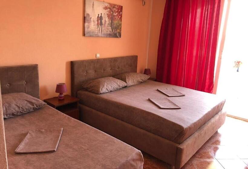 اتاق استاندارد سه تخته با بالکن, Guest House Green Garden
