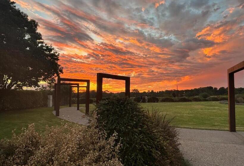 스위트 킹사이즈 침대, Pirathon Country Estate