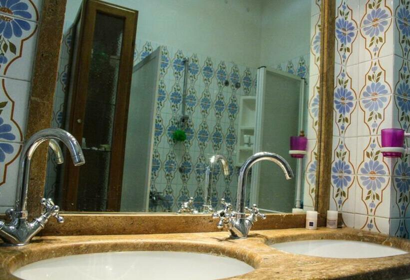 اتاق خانوادگی, 4 Season B&b Roma