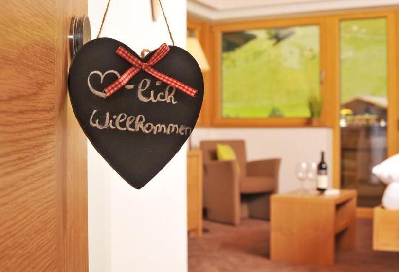 Premium room w/ mountain view, Barbarahof Saalbach
