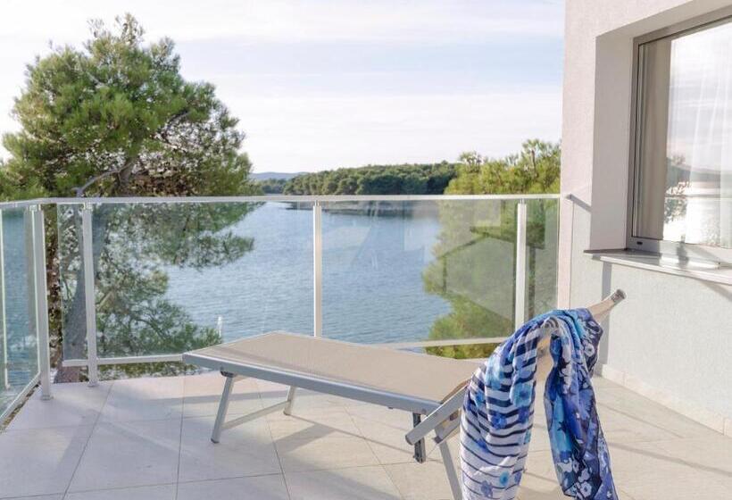ویلای 4 خوابه, Crvena Luka Resort