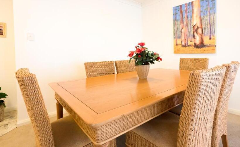 Апартаменты 2 Спальни, Victoria Square Apartments