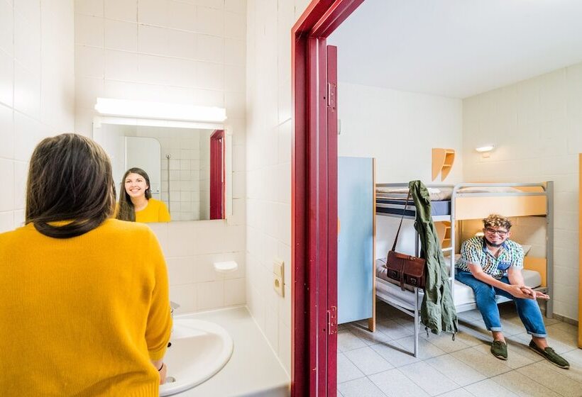 스탠다드 4인용 룸 공용 욕실, Auberge De Jeunesse De Namur