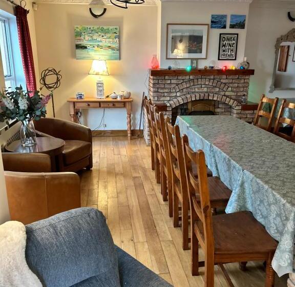 בית, 4 חדרי שינה, The Waterside B&b