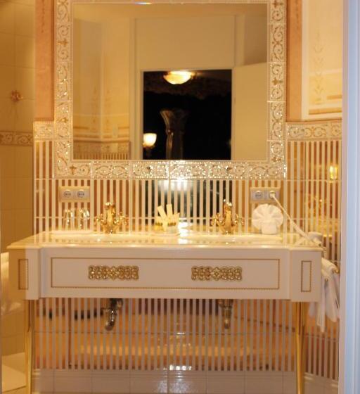 سوئیت با وان آب گرم, Schlosshotel Lacknerhof