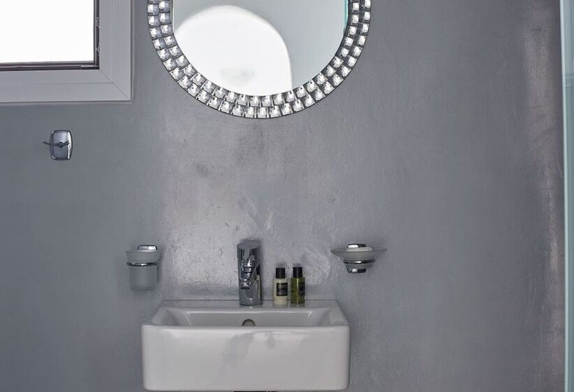 Studio Standard, Ayoba Santorini