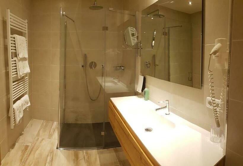 غرفة عائلية, Lärchenhof