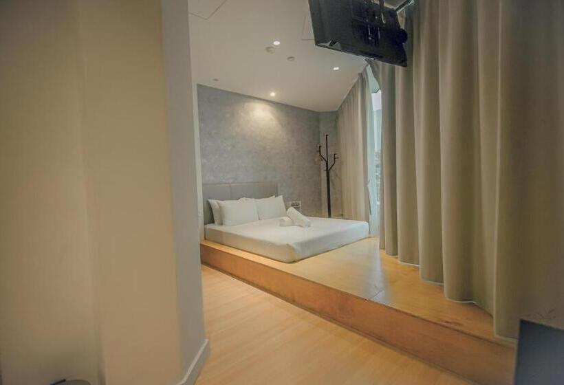 اتاق لوکس, Double H Boutique