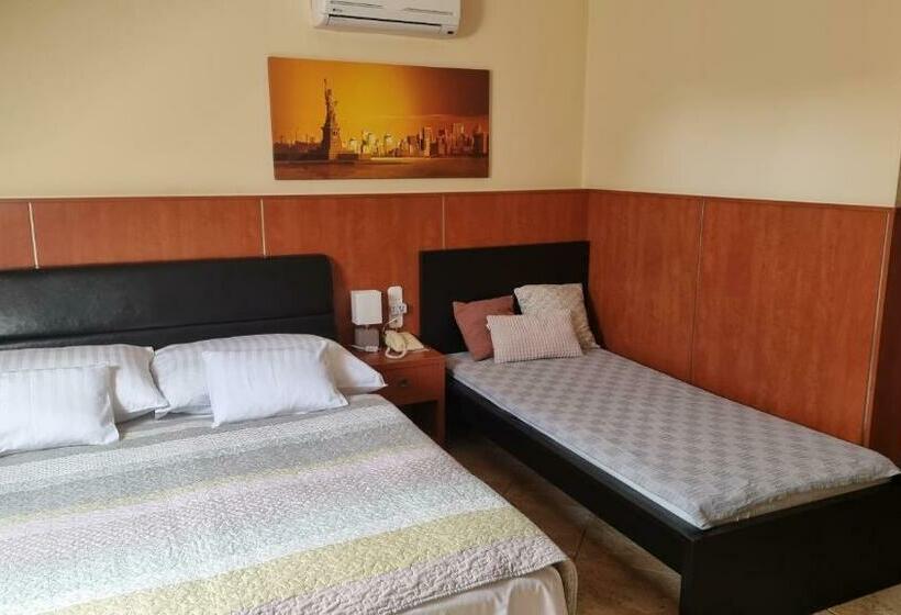 Номер Стандарт Трехместный, Club Haus 502 Kalocsa