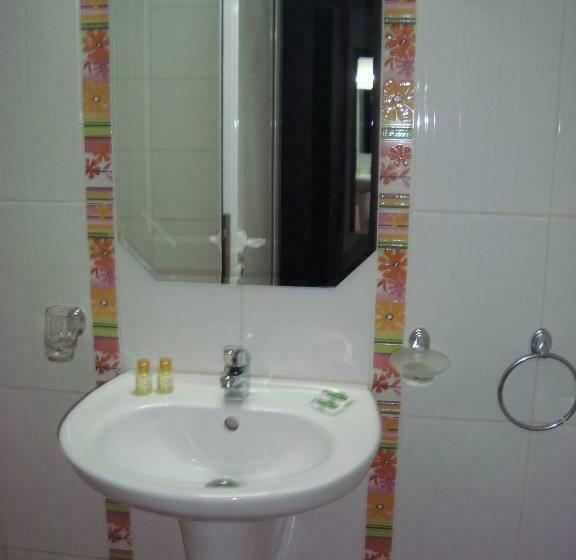 غرفة قياسية ثلاثية مزودة بشرفة, Han Krum