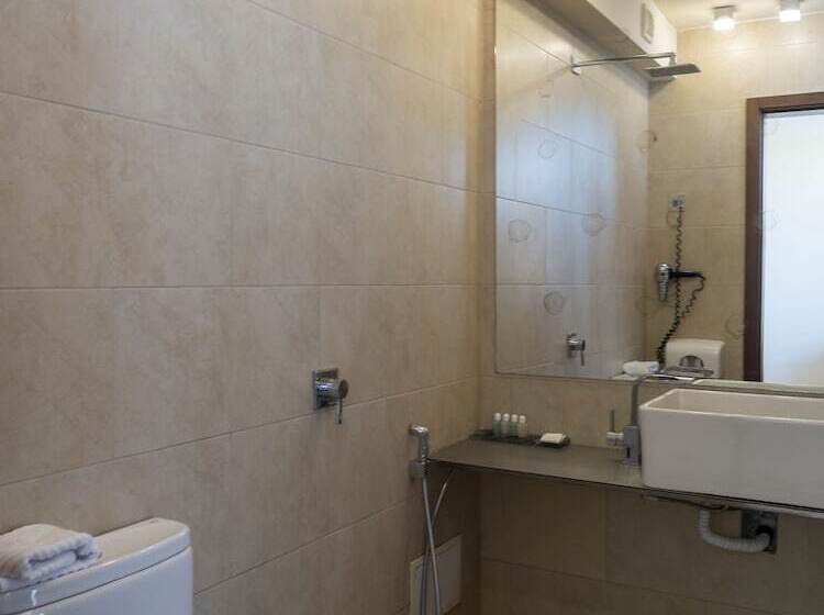 Quarto Estandar Primeiro Andar, Design Hotel Logatero