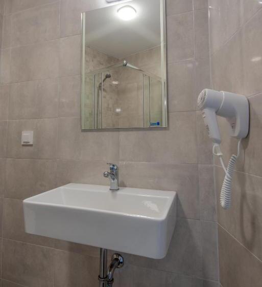 Quarto Familiar, Ariana