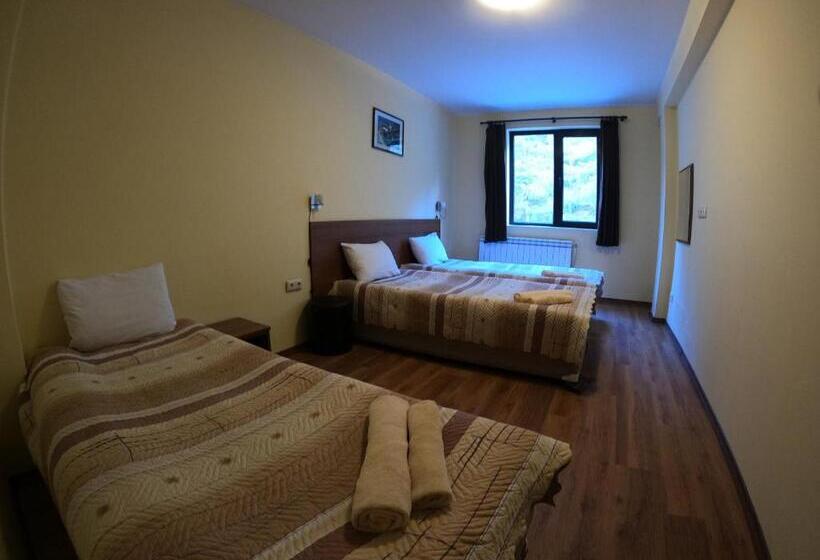 패밀리 룸, Rusaliite Adventure House