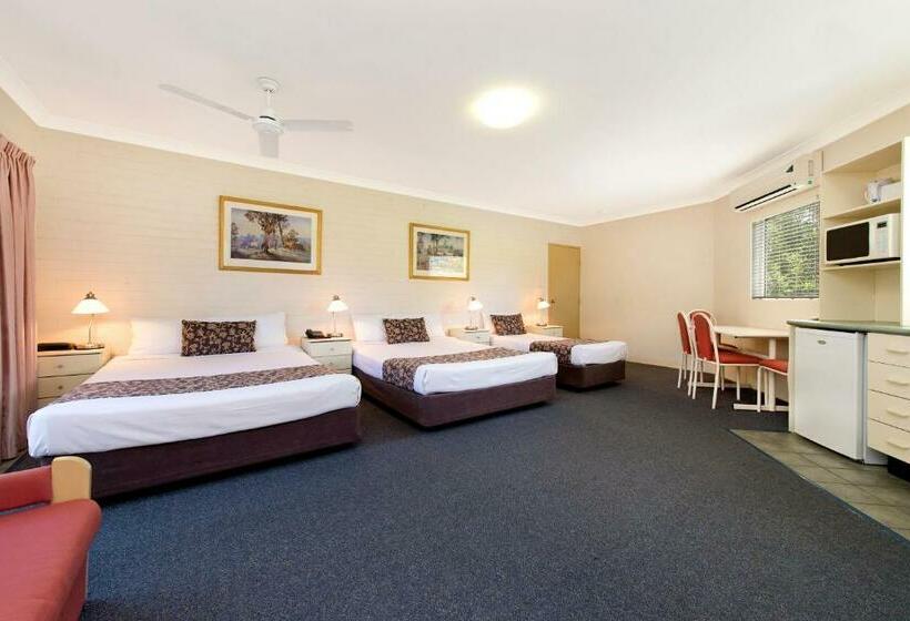 חדר משפחתי, Benson Court Motel