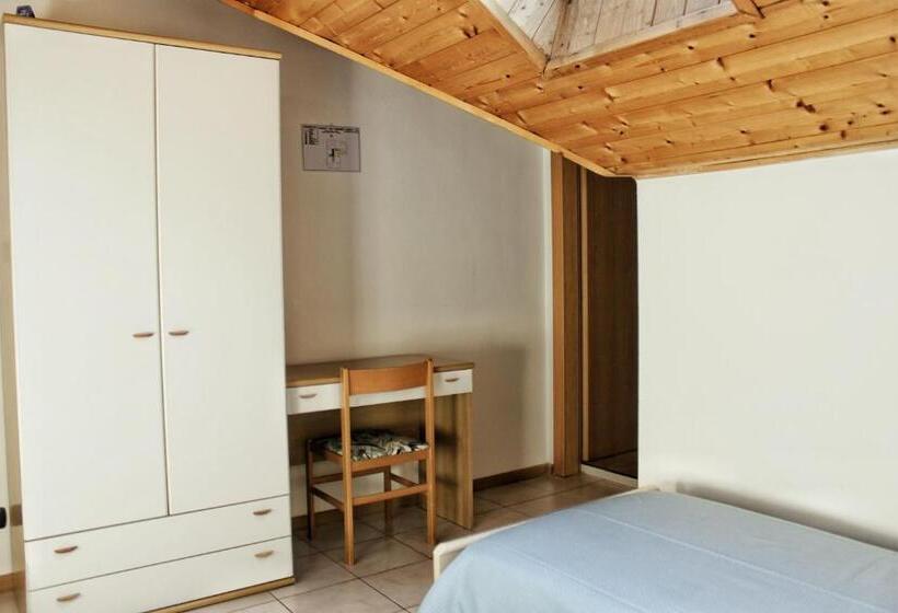 اتاق استاندارد سه نفره, Albergo Hofer